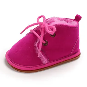 Detailansicht der fuchsiafarbenen Lauflernschuhe für Babys mit warmem Fleecefutter