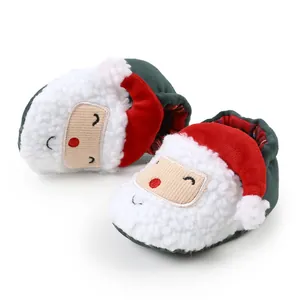 Festliche Weihnachtsmann Baby-Lauflernschuhe aus weichem weißem Fleece und grünem Stoff.