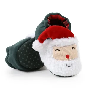 Detailansicht des niedlichen Weihnachtsmann-Designs auf plüschigen Baby-Weihnachtsschuhen