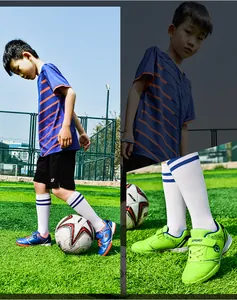 Detailansicht von hellgrünen Kinder-Fußballschuhen mit Klettverschluss und SPORT-Logo-Aufdruck