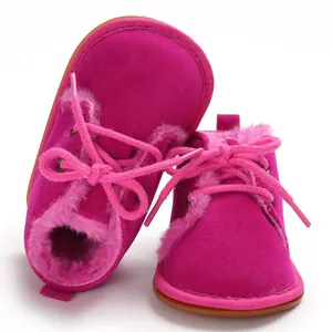 Detailansicht pinker Baby-Winterstiefel mit weichem Kunstfellfutter und Schnürsenkeln