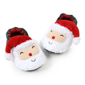 Detailaufnahme von Plüsch-Weihnachtsmann-Babyschuhen mit weicher Sohle