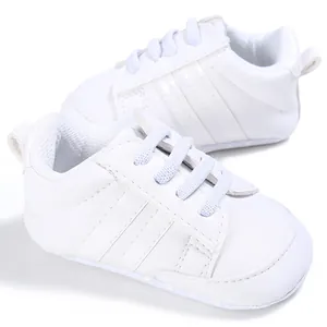 Vista detallada de zapatos blancos para caminar de bebé con tres rayas y cordones suaves