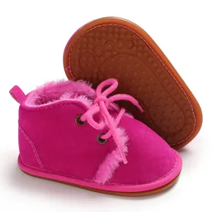 Gemütliche fuchsiafarbene Babystiefel mit dickem Kunstfellfutter und rutschfester Gummisohle.