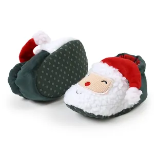 Detailansicht der weichen Weihnachts-Babyschuhe mit rutschfester Sohle und Weihnachtsmann