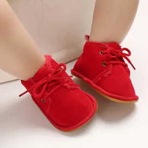 Nahaufnahme der roten Baby-Lauflernstiefel aus Wildleder mit warmem Fellfutter