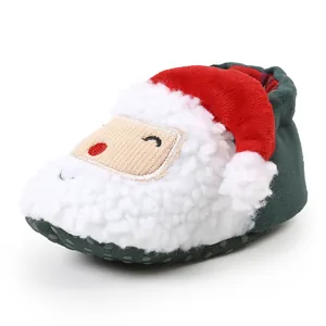 Detailansicht der flauschigen Babyhausschuhe im Weihnachtsmann-Design mit Sohle