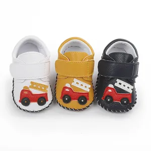 Vue détaillée des motifs de camions de pompiers sur des chaussures en cuir pour bébé
