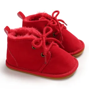 Detailansicht der roten Baby-Winterstiefel mit dickem Kunstfellfutter und Schnürung