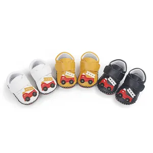 Vue détaillée de chaussures de marche pour bébé avec broderie camion pompier