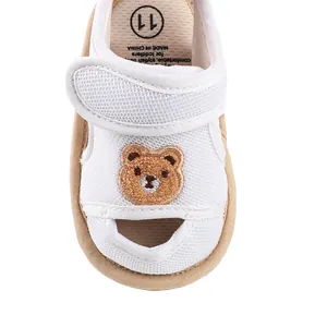 Detailansicht einer weißen Baby-Sandale aus Mesh mit Bären-Stickerei und Größe 11