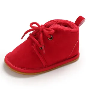 Detaillierte Ansicht roter, gefütterter Baby-Lauflernschuhe mit weichem Innenfutter