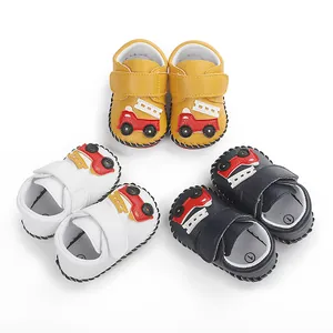Chaussures bébé cousues main avec motif voiture de dessin animé en jaune et bleu