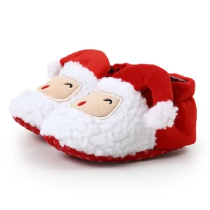 Detailansicht von Weihnachtsmann-Babyschuhen mit weichem Fleece und rutschfester Sohle