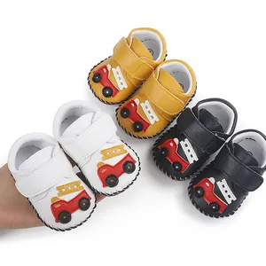 Détail de chaussures de marche pour bébé faites main avec motif camion de pompiers dessin animé
