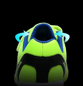 Detailansicht der Ferse von leuchtend grünen Kinderfußballschuhen mit Netzgewebe