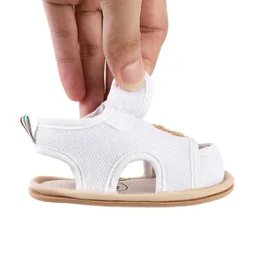 Weiße Mesh-Lauflernsandale für Babys mit Klettverschluss im Detail