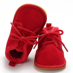 Detailansicht rote Baby-Schneestiefel mit dickem Kunstfellfutter und rutschfester Gummisohle