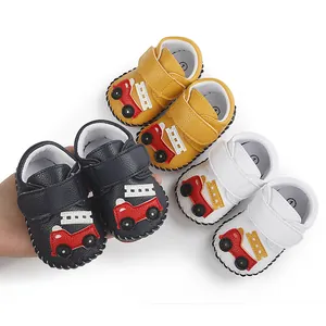 Vue détaillée de chaussures de marche pour bébé avec appliqué camion de pompiers en couleurs