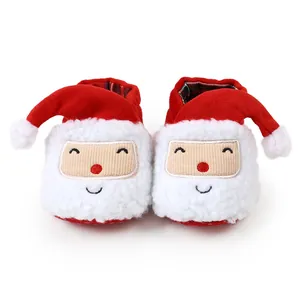 Detailansicht der weichen Plüsch-Babyschuhe im Weihnachtsmann-Design für den Winter