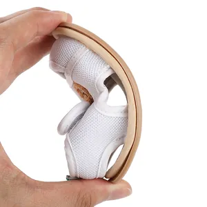 Detailansicht der Flexibilität und weichen Gummisohle dieser Baby-Lauflernschuhe.