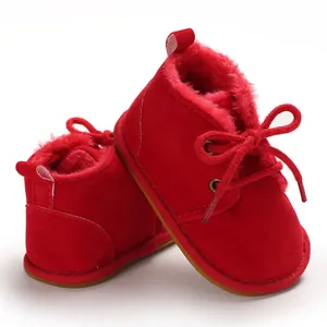 Nahaufnahme von roten Baby-Winterstiefeln mit dickem Kunstfellfutter und Gummisohle