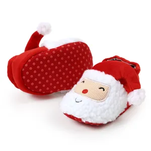 Detail von Weihnachtsmann-Babyschuhen mit weicher Anti-Rutsch-Sohle für den Winter.