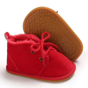 Detailansicht der roten Plüsch-Lauflernschuhe für Babys mit rutschfester Sternen-Gummisohle