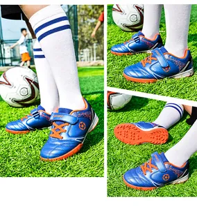 Detailansicht der blau-orangen Kinder-Fußballschuhe für Kunstrasen aus verschiedenen Winkeln