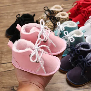 Detailansicht von verdickten rosa Baby-Winterstiefeln mit rutschfester Gummisohle.