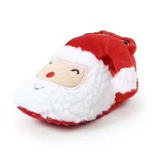 Detailansicht der flauschigen Weihnachtsmann-Babyschuhe mit rutschfester weicher Sohle für den Winter