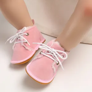 Warme rosa Baby-Lauflernschuhe aus Wildlederimitat mit Pelzfutter und Gummisohle.