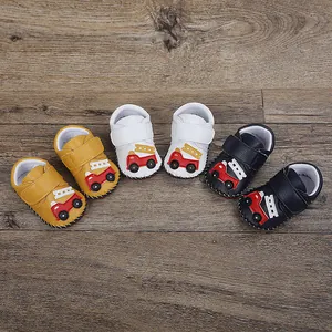 Vue détaillée de chaussures de marche pour bébés avec motif camion de pompier.
