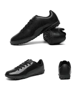 Dettaglio scarpe da calcio per bambini nere con tomaia testurizzata e tacchetti in gomma