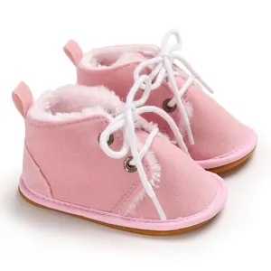 Nahaufnahme von rosa Baby-Winterstiefeln mit weichem Wildlederimitat und warmem Fellfutter