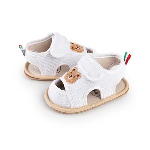 Weiße atmungsaktive Baby-Sandalen mit süßem Bären-Stickerei und rutschfester Sohle