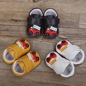 Vue de dessus de trois paires de chaussures de marche bébé avec motif camion de pompiers