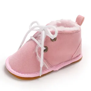Weicher rosa Babyschuh mit warmem Kunstfellfutter und robuster Gummisohle für Kleinkinder