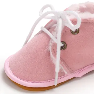 Detailansicht rosa Babylauflernschuhe mit weichem Plüschfutter und weißen Schnürsenkeln