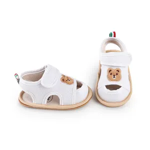 Atmungsaktive weiße Babysandalen mit niedlicher Bärenstickerei und rutschfester Sohle.