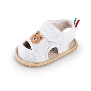 Atmungsaktive weiße Baby-Sandalen aus Mesh mit süßer Bärenstickerei und Anti-Rutsch-Sohle.