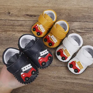 Chaussures bébé cousues main avec motif camion de pompier en jaune bleu marine et blanc pur