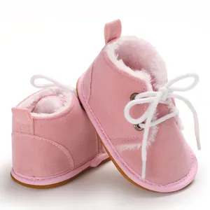 Nahaufnahme von rosa Baby-Lernlaufschuhen mit warmem Plüschfutter und weißen Schnürsenkeln