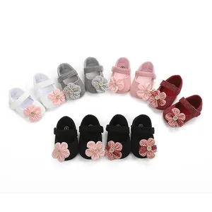 Vista detallada de zapatos de princesa para bebé con flores de tela vichy en varios colores