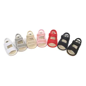 Kollektion aus sieben bunten Baby-Sommersandalen mit rutschfesten Gummisohlen