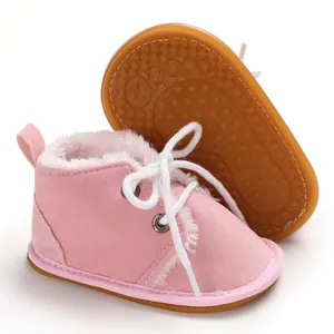 Detailansicht rosa gefütterte Babystiefel mit rutschfester Gummisohle und Sternen