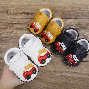 Chaussures de marche bébé camion de pompier cousues main avec semelle antidérapante