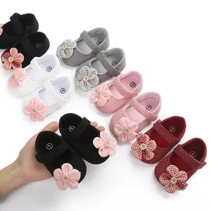 Zapatos de paseo para bebé niña en varios colores con hermosa decoración de flores.