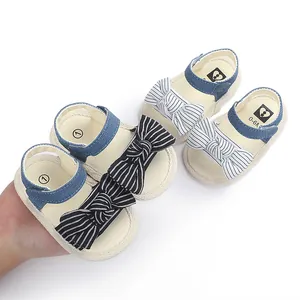 Detailansicht atmungsaktiver Baby-Sommersandalen mit weicher Sohle und dekorativer Schleife.