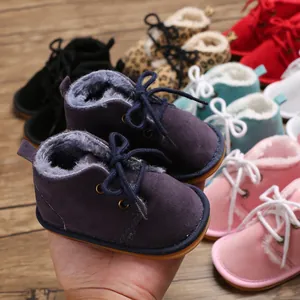 Detaillierte Ansicht des warmen Kunstfellfutters in Wildleder-Babystiefeln mit Gummisohle.